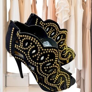 JustFab Elegant Suede Black and Gold Ankle Boot Women's Heels, Size 8